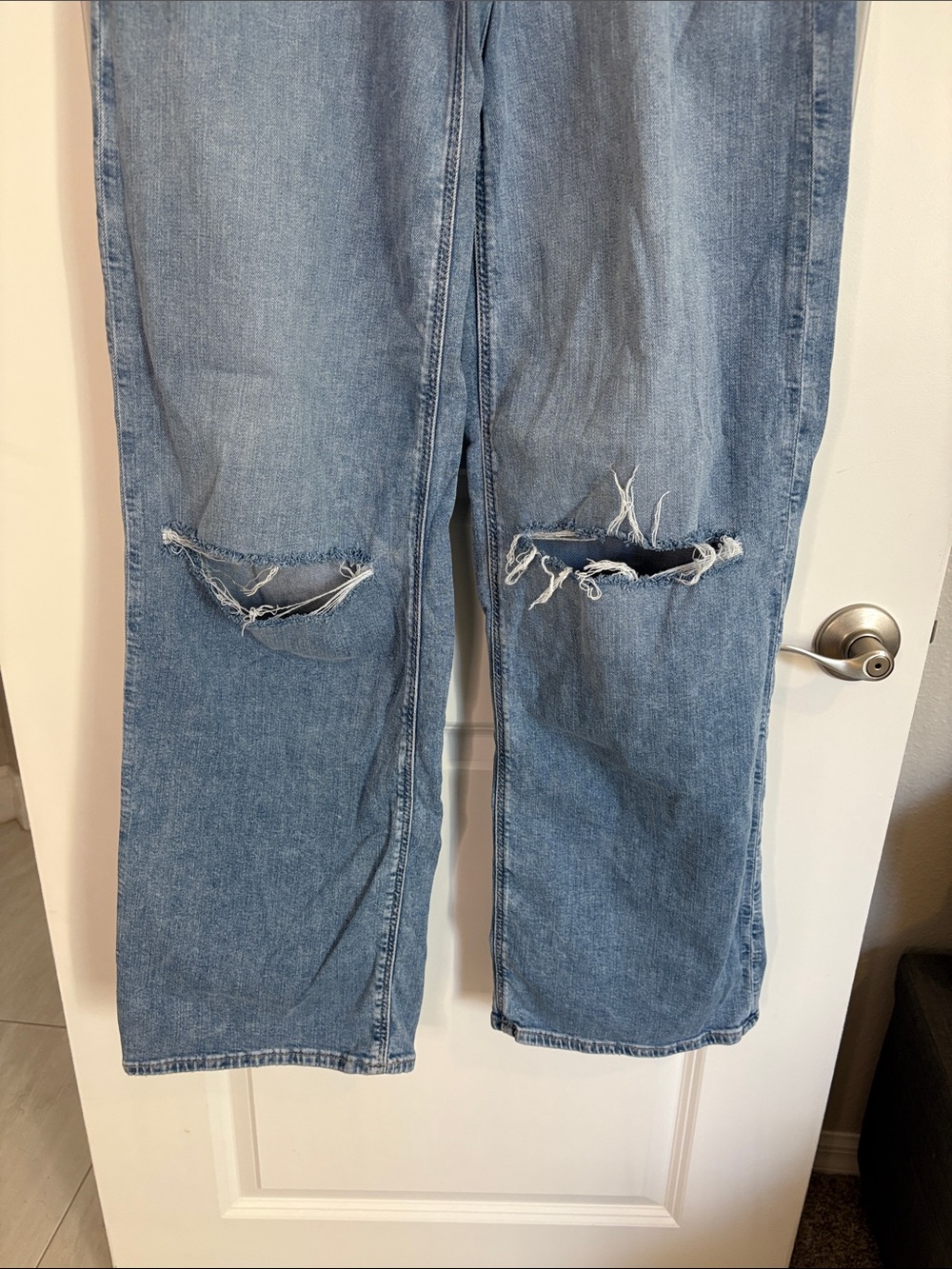 American Eagle Low Rise Baggy Wide Leg Jeans Distressed Knees Size 2 Extra Long - Picture 6 of 14